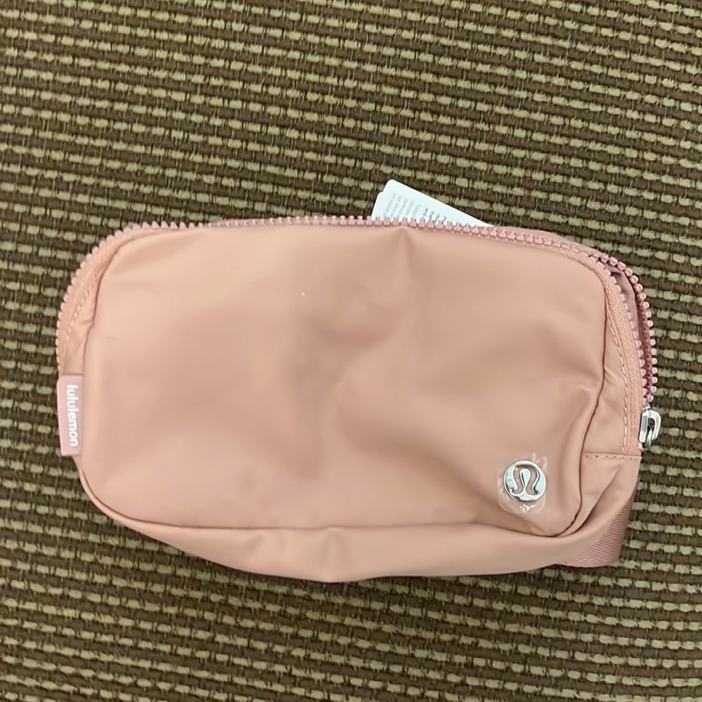 NWT Lululemon Everywhere Belt Bag pink pastel - Picture 2 of 5